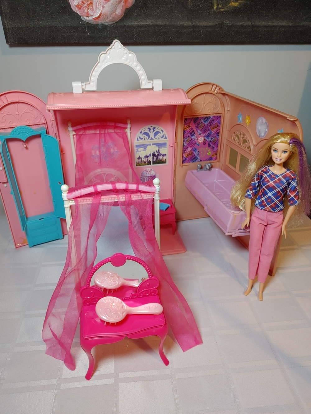 Barbie 2010 Foldable Pink Canopy Bedroom Playset with Blonde Doll